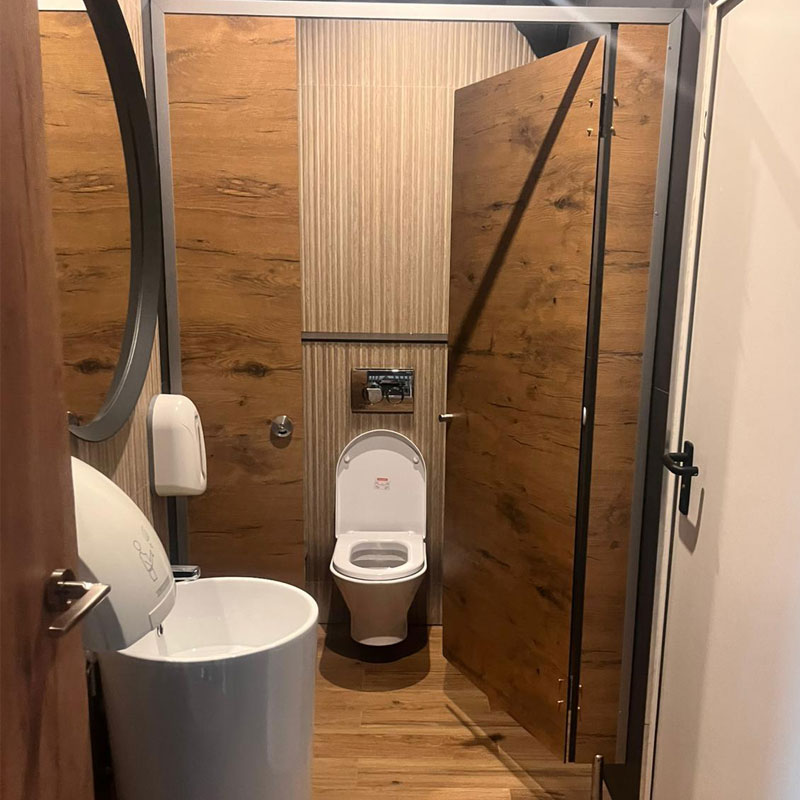 Compartimentari-sanitare-bai-HPL-compact-si-accesorii-GEPLAST-baie-imitatie-lemn-1.jpg (800×800)